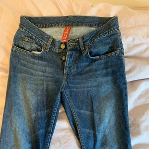 Super fina bootcut jeans - Inga defekter, vintage HM, säljer för att de är för små! Skriv för frågor💘