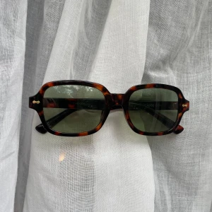 Solglasögon  - Sparsamt använda solglasögon från asos 