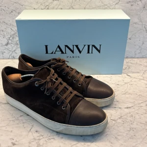 Lanvin DBB1 bruna - Säljer mina fina bruna Lanvin DBB1. Skorna är i brukat men välvårdat skick. Inköpta via Lanvins hemsida för 450€/5200kr. Storleken är UK13, dvs 47/48 i EUR. Kom förbi och prova eller betala för frakt, men inga returer! Missa ej detta kap, box ingår👍