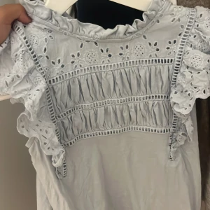 Fin tröja  - Super fina ljus blå tröja från Lindex köpt för 2 månader sen använt 1 gång . Super bra skick kan gå ner me priset 