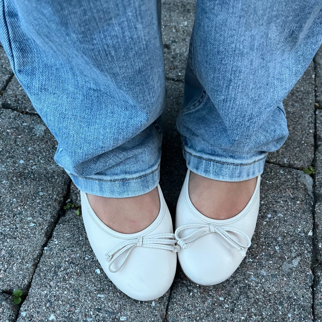 Cremevita ballerinaskor med rosett - 93