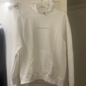 Hoodie - Säljer denna hoodie eftersom den inte kommer till användning. Hoodin är i gott skick & passar när som