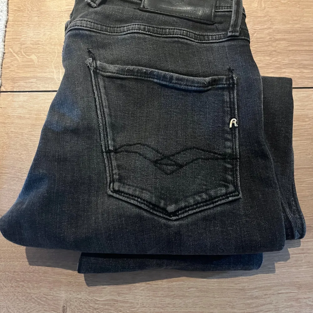 Tjena säljer nu dessa replay jeans eftersom de är för små. Storlek är 28/32 och i modellen Anbass, nypris ca 1700 mitt pris 549 hör av dig vid fler frågor!. Jeans & Byxor.