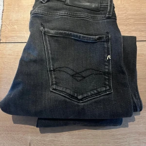 Replay jeans  - Tjena säljer nu dessa replay jeans eftersom de är för små. Storlek är 28/32 och i modellen Anbass, nypris ca 1700 mitt pris 549 hör av dig vid fler frågor!