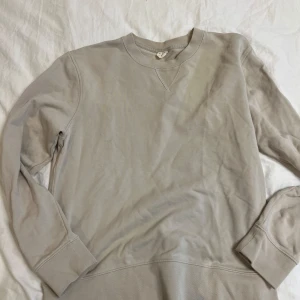 Arket sweatshirt - Sweatshirt från Arket i en beige färg, storlek M!