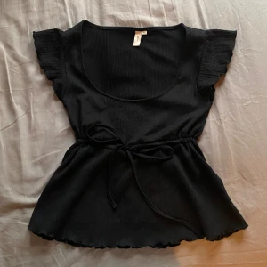 Söt tröja från Nelly💞 - Superfint skick och bara använd fåtal gånger🩷 Väldigt söt topp, i storlek xs💗 Kontakta mig gärna för fler bilder eller vid funderingar🩷🩷 