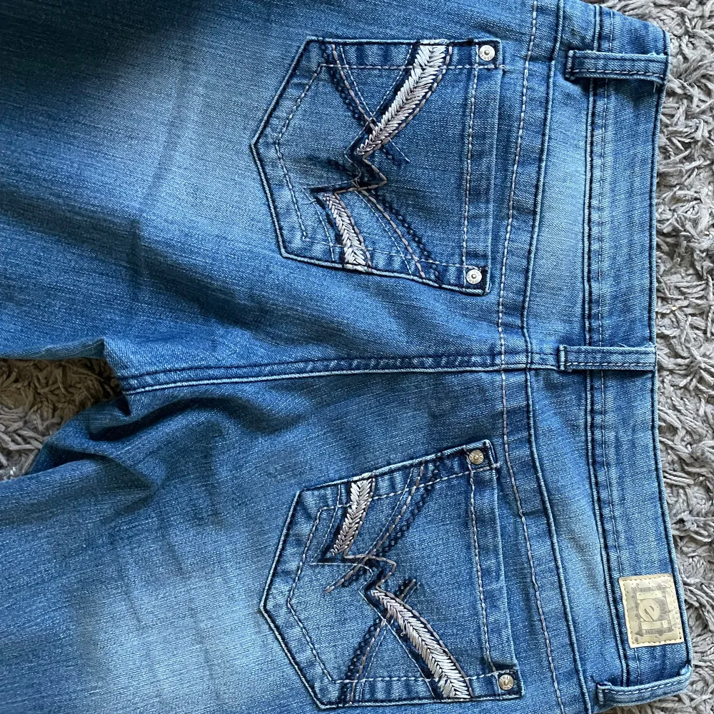 Lågmidjade jeans från L.e.i köpta på secondhand i Danmark. Jeansen passar S och en liten M. Bra längd på mig som är 174. Jeans & Byxor.