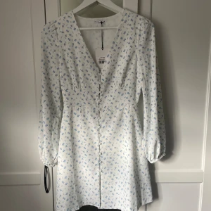 Blommig klänning - Helt ny med prislapp kvar och är aldrig använd💗💗