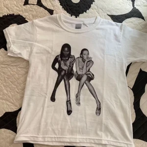 InPrintWeTrust baby tshirt - T-shirt från In Print We Trust med Naomi Campbell & Kate Moss på, i modellen ”baby tee” i storlek XS. Så cool och snygg! Aldrig använd så i superbra skick! Nypris: 350kr 🩶🩶🤍🤍🖤🖤