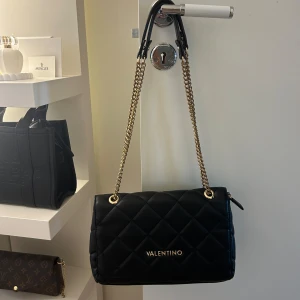 Valentino väska  - Valentino väska stor modell använd men fortfarande bra skick🤍