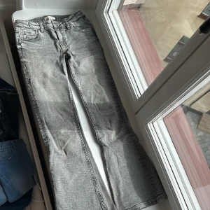 Gina tricot Jeans  - Ett par fina ljus gråa låg midjade Jeans boot cut 