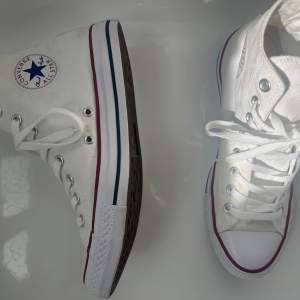 Säljer ett par klassiska vita Converse All Star sneakers i storlek 40. Skorna är tvättade in- och utvändigt+skosnörena därför är de som i princip nyskick.🩷