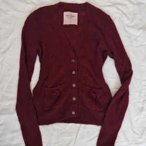 Röd stickad kofta - Jag köpte den här i second hand