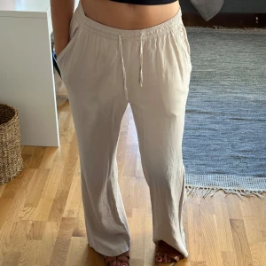 Beige linnebyxor med resårmidja - Linnebyxor från Lager157 🩷Perfekta för vår och sommar!
