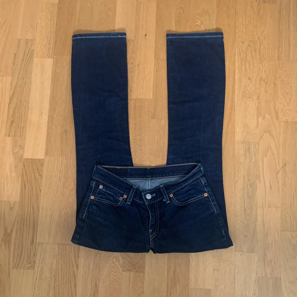 Mörkblåa Levis lowwaist bootcut jeans i storlek W28/L32. Modell: 529 89.  passar både som xs och s. Inga defekter, som nya💖. Jeans & Byxor.