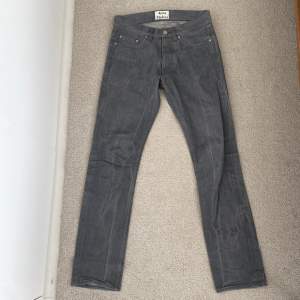 Säljer nu dessa Acne Studios jeans | Materialet är av högsta kvalitet raw selvedge denim, det är typ det bästa man kan få på marknaden! | Strl W29 L32 | nypris 3999:- ❌ vårt pris 499:- ✅ | Fråga gärna i dms och följ oss på tiktok!