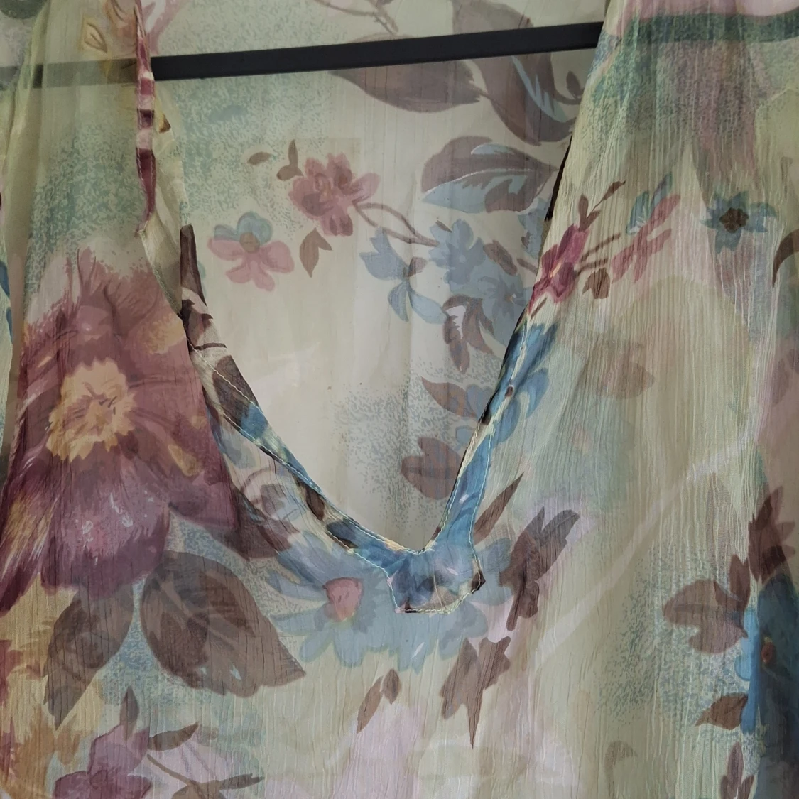 Blommig tunika med v-ringning - 90