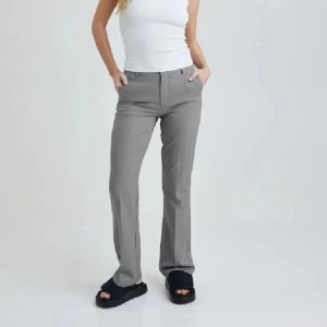 Kostymbyxor - Gråa kostymbyxor från bikbok stl:34  Köpte dessa på plick men de var för små för mig. Jag har endast testat dem och den jag köpte av hade använd dem en gång,så i princip nya.