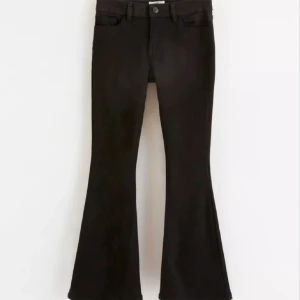 Svarta utsvängda jeans - Ett par jeans ifrån Lindex kids i storlek 152. De är utsvänga och i ett stretchigt material. En normalhög midja. Säljes pga att de blivit för korta för mig, och är i bra skick. Byxorna köptes för 349kr men säljes för 179kr. 
