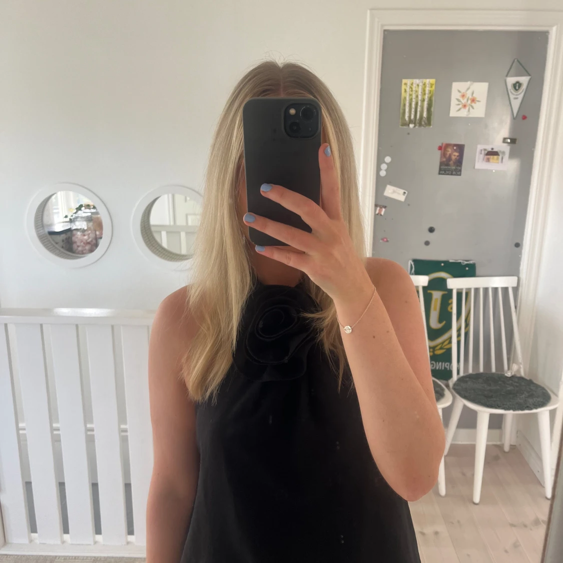 Svart topp med en blomma - 92