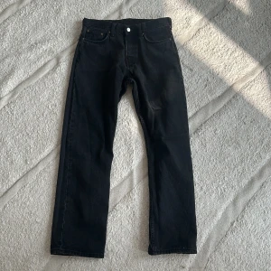Svarta jeans från Weekday - Säljer ett par svarta jeans från Weekday. Det är Space passform. Bra skick och lågt pris!