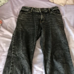 Gråa jeans❤️ - Ganska använda men i fint skick, säljer för jag aldrig använder dom längre, är lite uppsydda❤️😘 Tryck gärna på köpa nu❤️