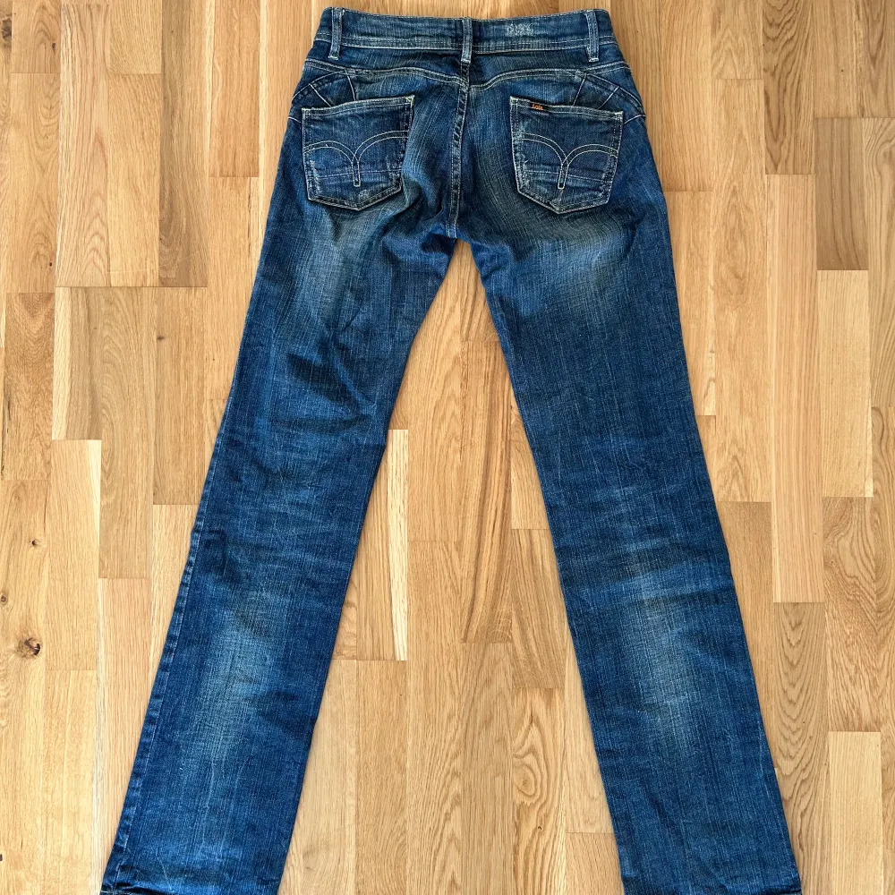 Säljer nu dessa extremt snygga vintage lois jeans. Dessa är lågmidjade och straight leg. De är i mycket bra skick☺️ Skriv i pm vid frågor eller funderingar. . Jeans & Byxor.