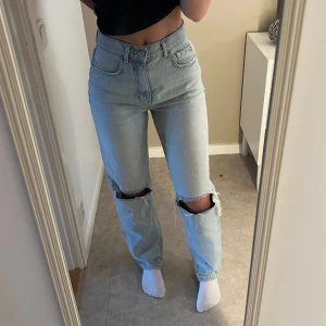 Jeans  - Högmidjade jeans med hål i knäna från Gina Tricot i storlek 34. Välanvänd men fortfarande i bra skick!!