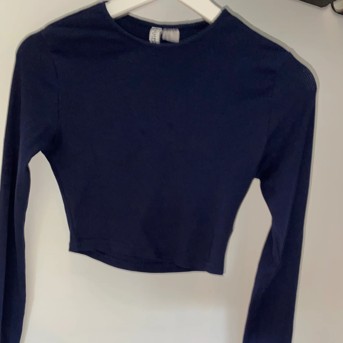 Mörkblå croppad topp från Divided - 90