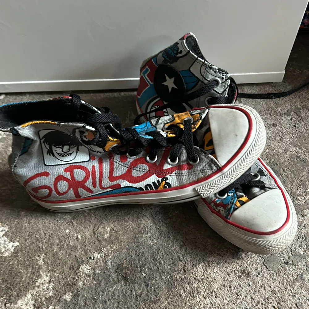 Supercoola converesskor i ett limited edition colab med gorillaz. Nästan oanvända och i superfint skick. Stl 37,5 men passar bättre på dig med 38. . Skor.