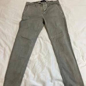 Replay chinos - Replay hyperflex chinos i en riktigt fräsch grön/grå färg! Storlek står i bilden!