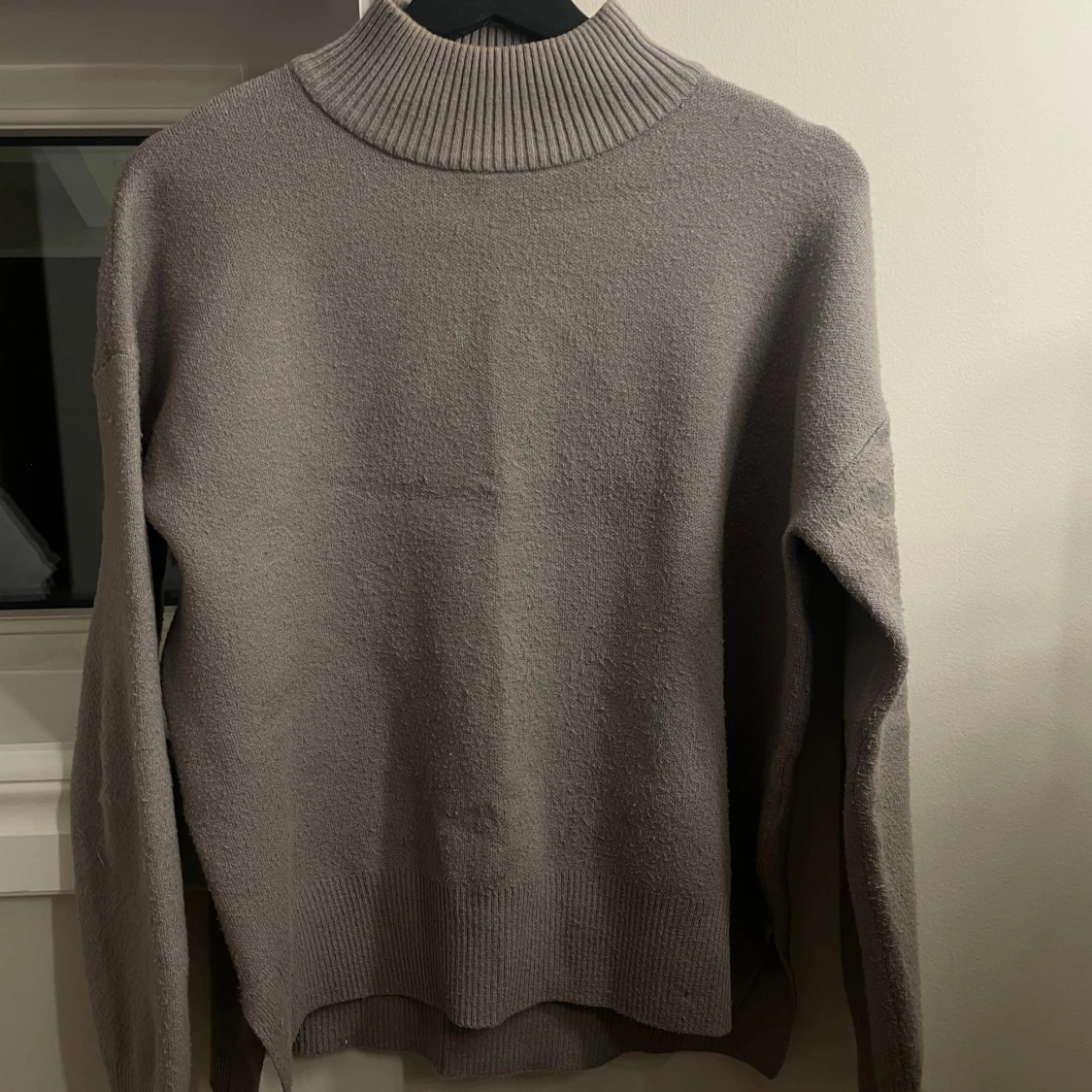 Stickad tröja med polo