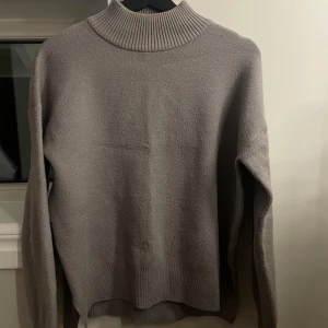 Stickad tröja med polo - Jättesöt, dock nopprig därav priset men supersöt och inget jag själv tänker på. 