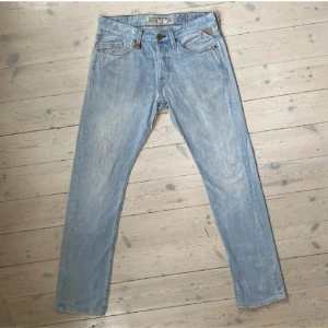 Ljusblå jeans från Replay - Säljer ett par ljusblå jeans från Replay i storlek 30/32 i bra skick dom har används fåtal gånger då jag växt ur dom