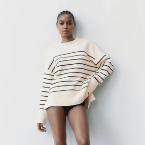 Beige randig tröja - Säljer en superfin beige tröja med svarta ränder. Har haft den ett tag och har inga defekter! 