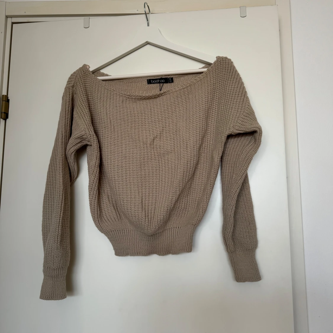 Beige stickad offshoulder tröja från Boohoo - 91