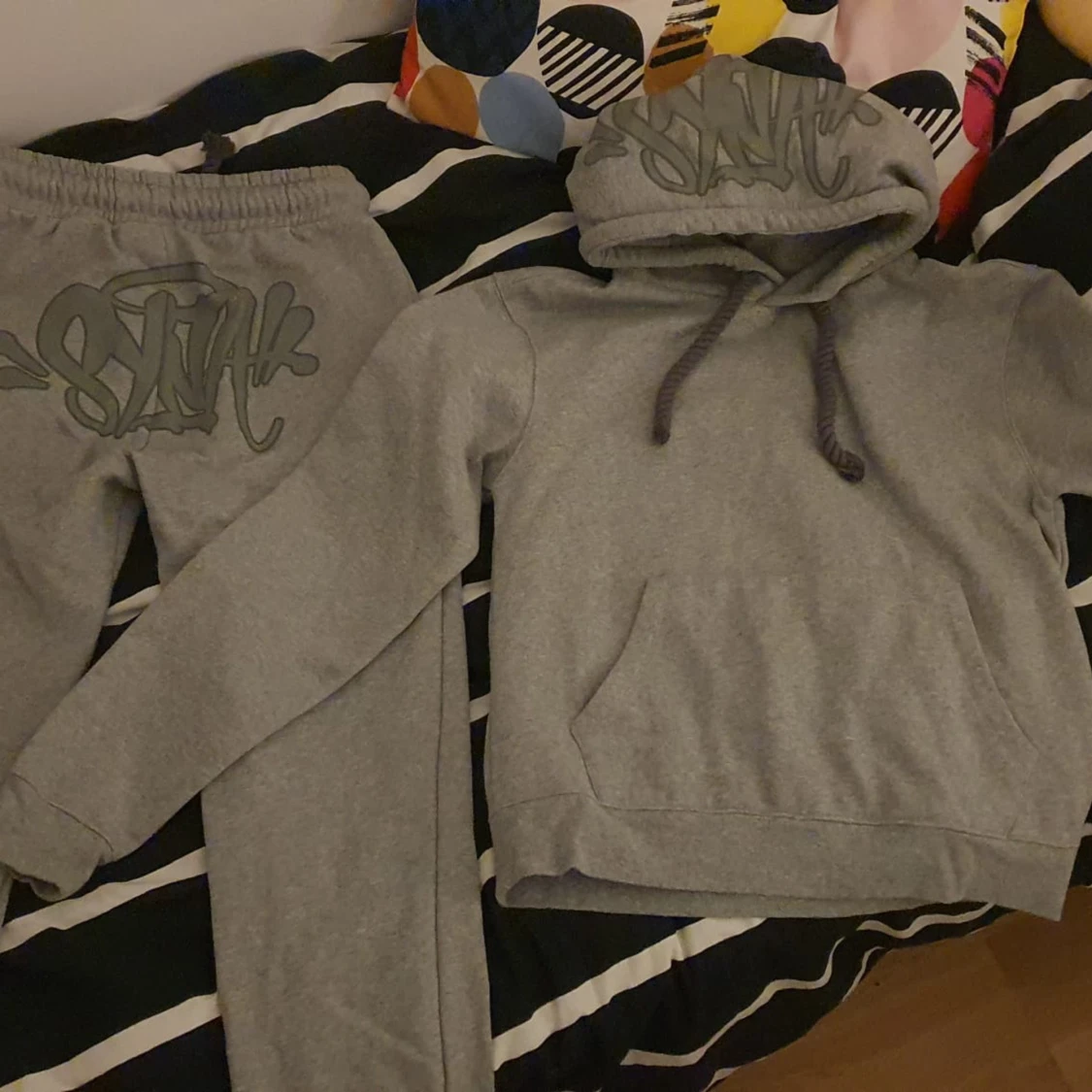 En grå syna World dress perfekt till hösten och vintern