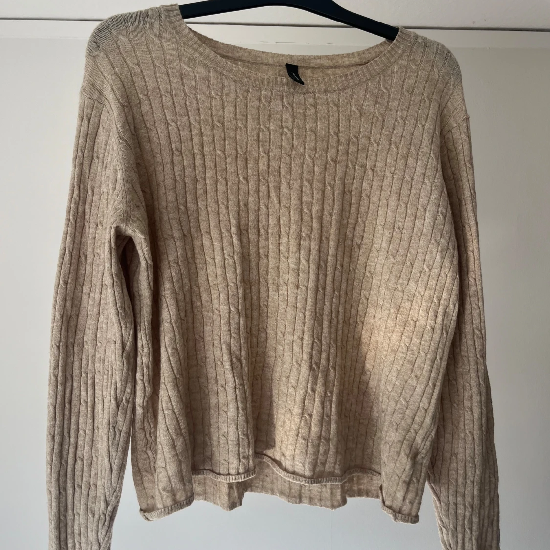 Beige kavelstickad tunn tröja - 90