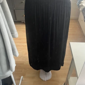 Svart medellång kjol - Säljer en väl använd svart medellång kjol. Går ner till mitten av vaderna och är perfekt nu till sensommaren. Strl XS men jag som bär den på bilden har strl S. Är det något för dig?💓 Pris kan diskuteras:) 