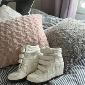 Isabel Marant liknande skor i nyskick😍 - Ett par vita Isabel Marant liknade skor, utan defekter i storlek 37. Perfekta för en finare outfit😍