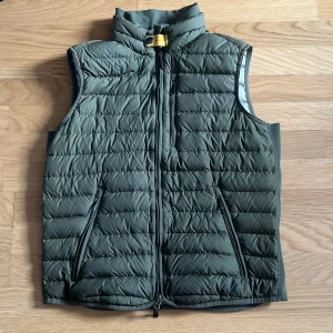Parajumpers SUPER LIGHTWEIGHT - Säljer min parajumpersväst, inga deffekter alls. Använts 1 gång så inpricip ny. Priset är ej hugget i sten så kom gärna med bud.