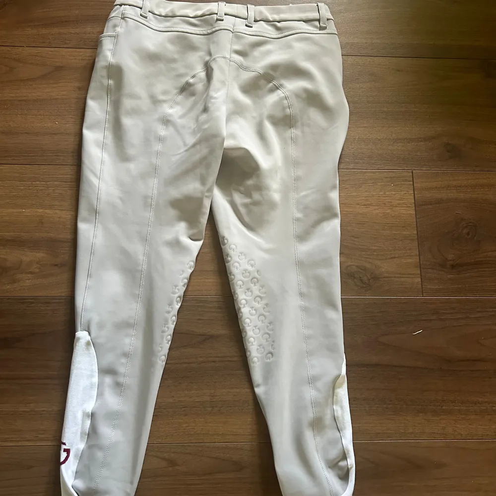 Beiga/ljusgrå cavalliera Toscana ridbyxor i storlek Italiensk 44 alltså svensk storlek 40. Endast använda en gång. Knäskodda  nypris 2599kr. Jeans & Byxor.