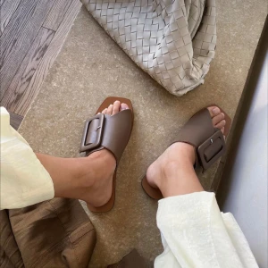 ATP ceci sandaler strl 36 - Säljer mina fina sandaler från ATP Atelier i brunt läder, storlek 36 (passar mig med 37). Endast använda en gång så skicket är perfekt. Nypris 2600kr. Bilderna är från nätet men självklart fotas skorna om det önskas. Kartong & dustbag följer med!