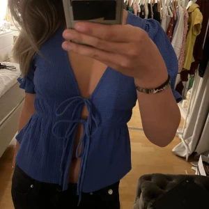 Blå blus - Jättefin topp från gina tricot som man knyter!