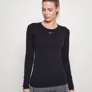 Nike Performance  - Säljer min långärmade tröja i modell ”aura slim” för endast 300kr (nypris 749kr) i ny skick. 