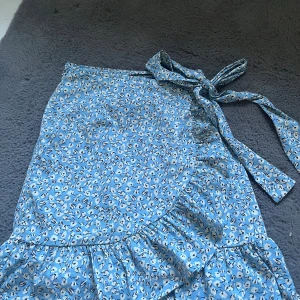 Sommar kjol - Jätte fin blommig sommarkjol🩵 använda 2 gånger men inget märkbart💙