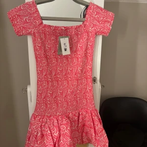 Klänning H&M - Jättefin och helt slutsåld klänning från H&M och helt oanvänd med lappen kvar. Kontakta via intresse eller köp 🥰