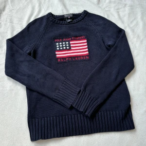 Ralph Lauren Flag Sweater tröja🐆 - En vintage modell från Ralph Lauren!! Går därför ej att köpa längre❤️‍🔥 eftertraktad! Storlek s, självklart äkta💋 nypris är ca 2800 kr säljer för 899 kr💞 tryck gärna på köp nu
