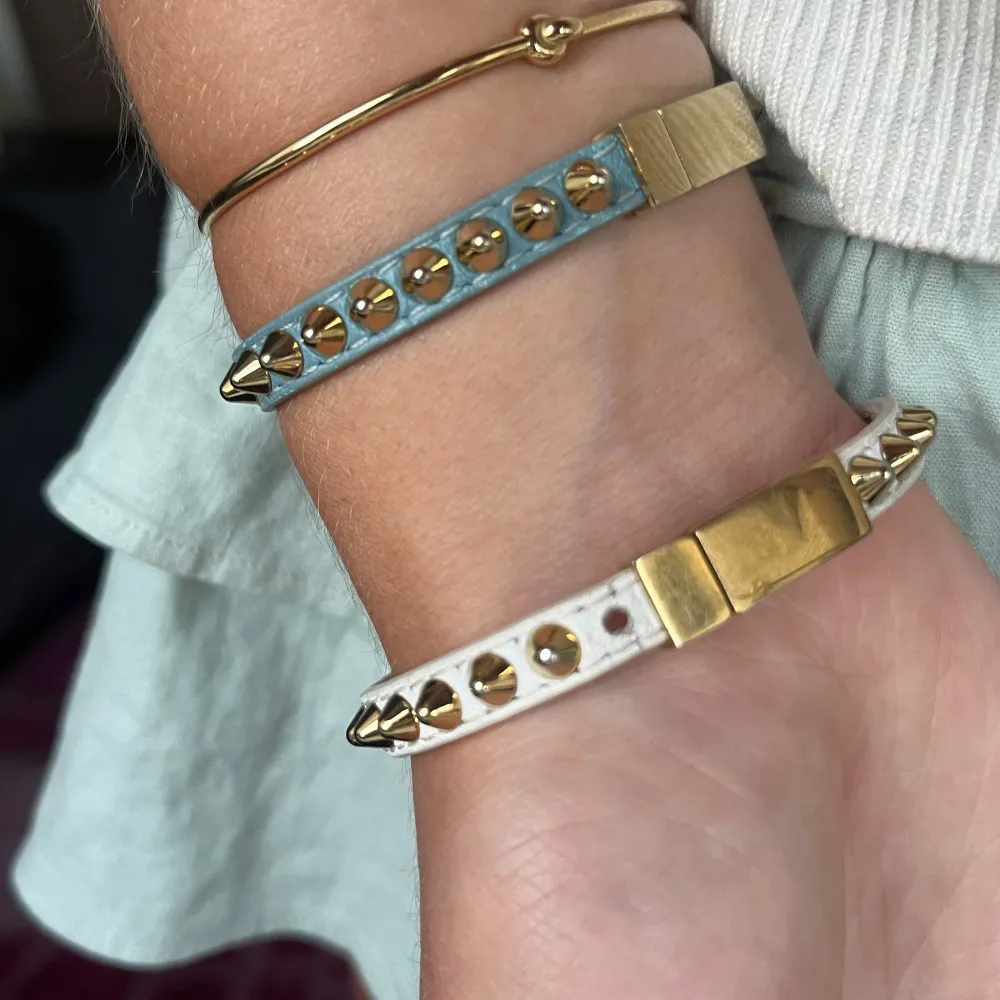 Säljs inte längre!! Armbanden är i läder med nitar i rostfritt stål, stängs med magnet. Det vita har tappat en nit precis vid spännet så syns inte. Ett för 250 eller båda för 450💗💗. Accessoarer.