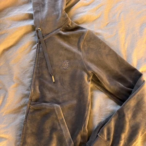 Juicy Couture grå - Jag säljer min juicy tröja pga ingen användning tyvärr, knappt använd och är i nyskick. Den är i storlek XS. Super mjuk och skön tröja! Nypris 1015kr men jag säljer för 500kr, pris kan ABSOLUT diskuteras💕